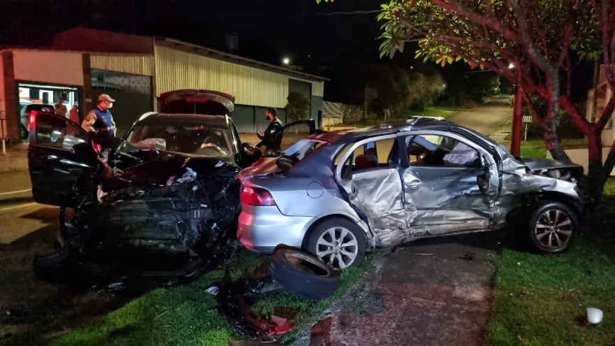 Colisão entre HR-V e Voyage deixa feridos em Cascavel