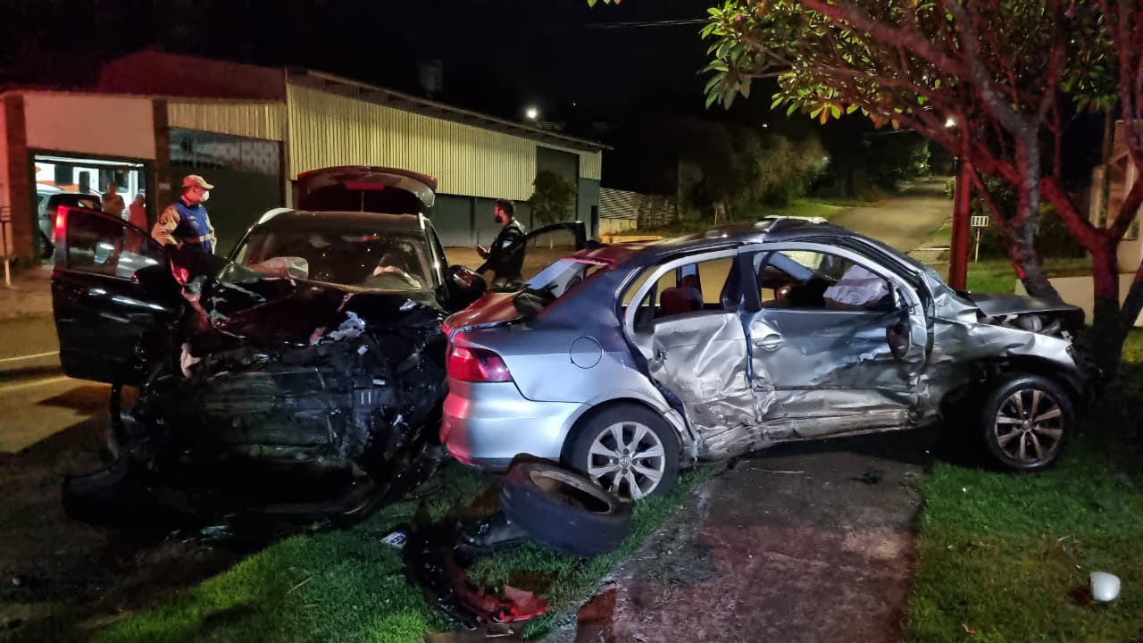 Colisão entre HR-V e Voyage deixa feridos em Cascavel