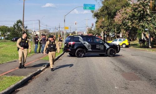Suspeito de invadir casa e furtar carro aponta arma para PMs e morre baleado