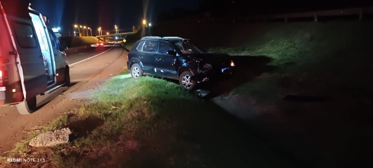 Capotamento deixa duas pessoas feridas na PRc-467 em Cascavel