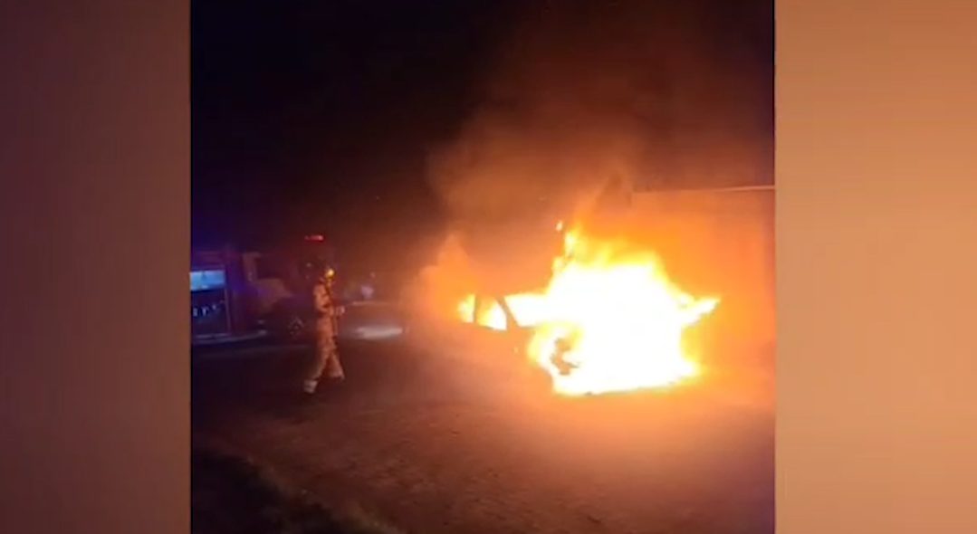 Renault Megane é consumido por incêndio em Francisco Beltrão
