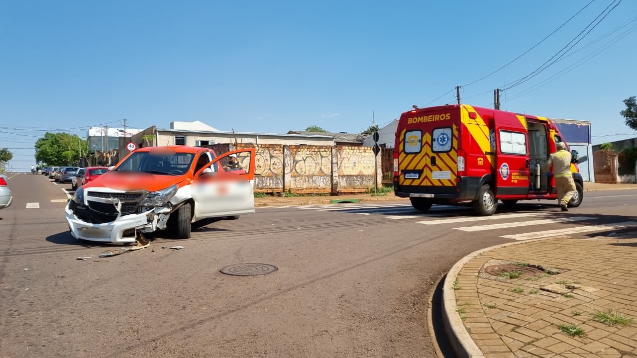 Montana e Vectra se envolvem em acidente na Rua Xavantes, no Bairro Santa Cruz