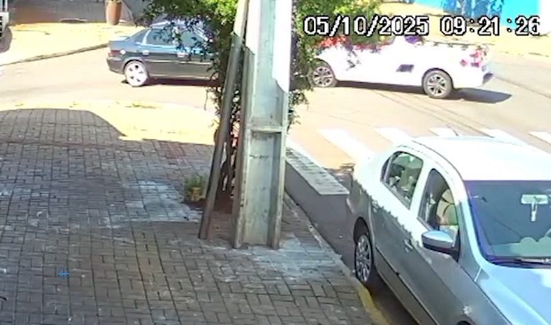Câmera flagra batida entre carros no Bairro Santa Cruz