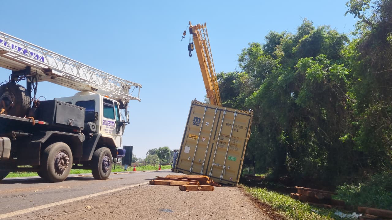 Operação é realizada para retirar container após tombamento na BR-277 em Cascavel