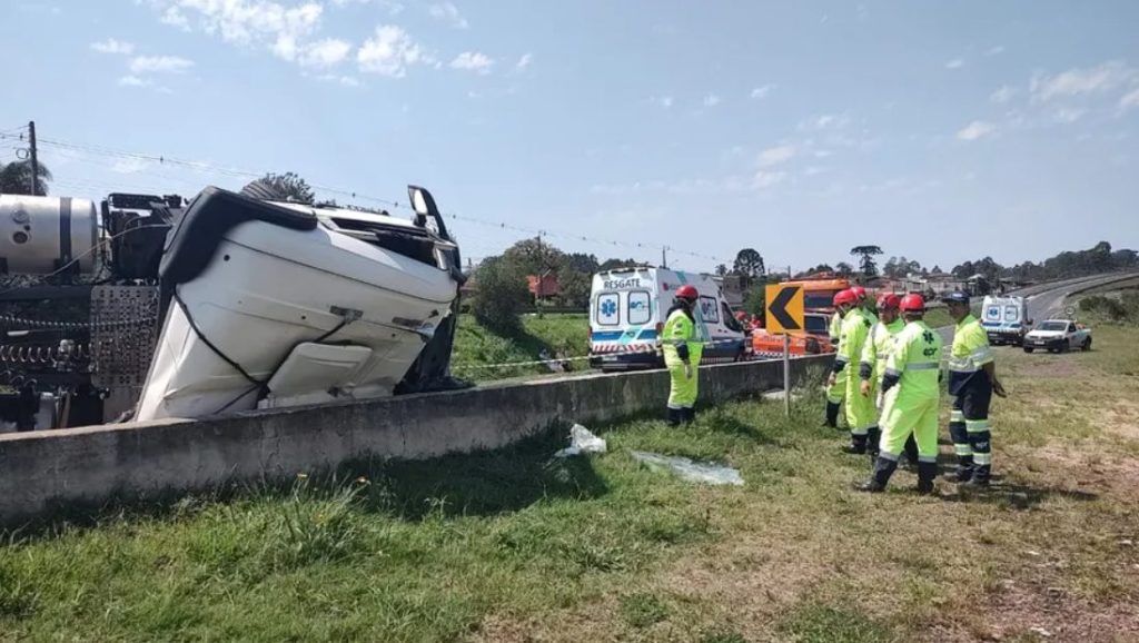 Caminhão tomba na PR-151 e motorista morre preso às ferragens
