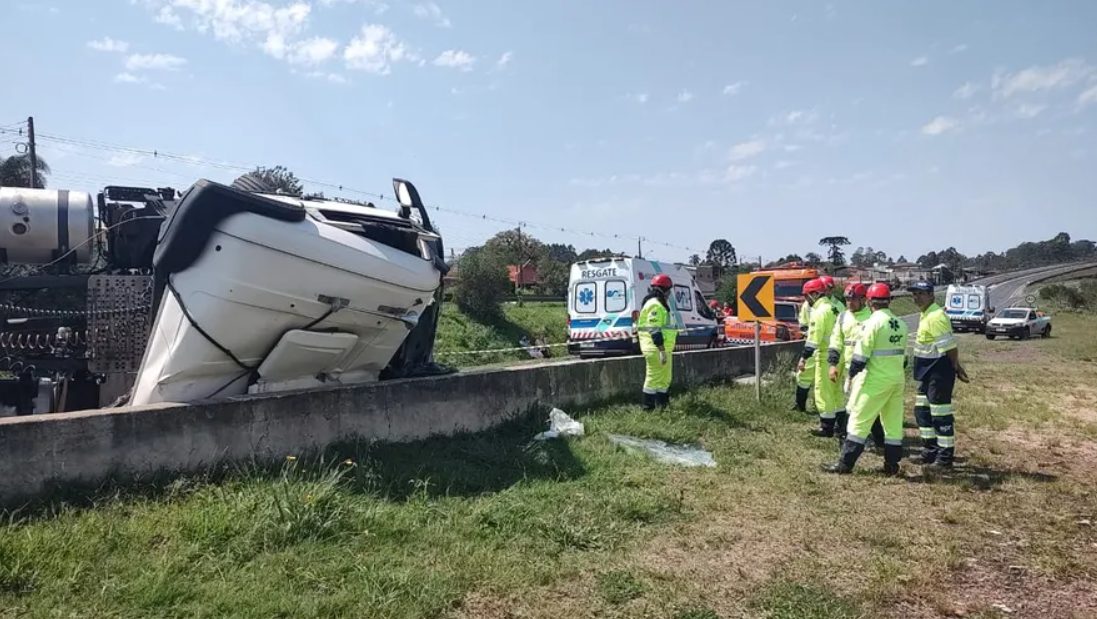 Caminhão tomba na PR-151 e motorista morre preso às ferragens