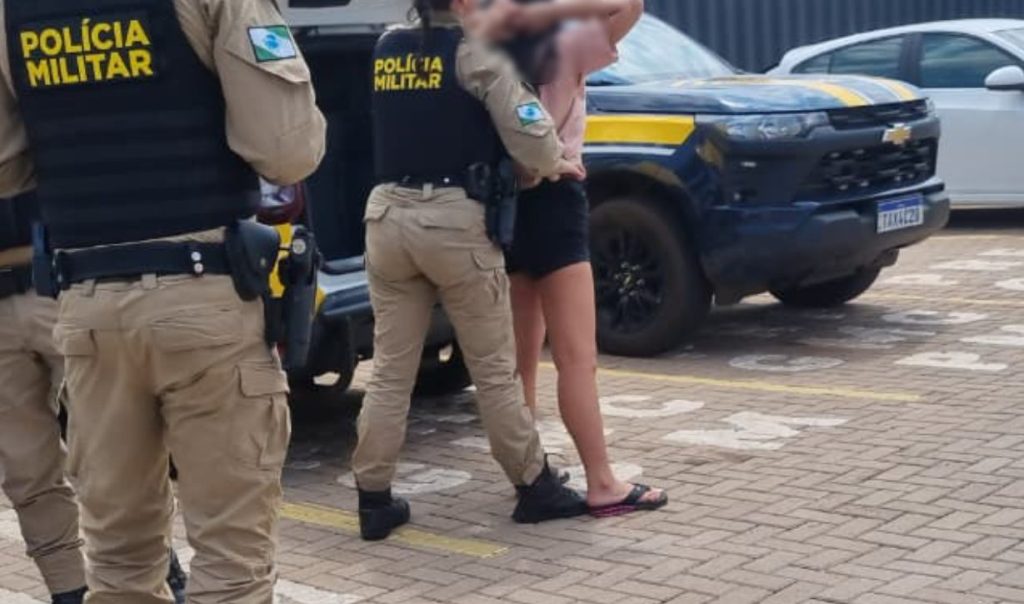 Mulher suspeita de esfaquear jovem no Universitário é detida pela PM
