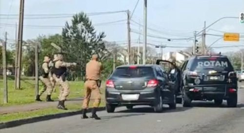 Vídeo mostra policiais atirando em carro em posse de ladrão; Veículo foi furtado de residência
