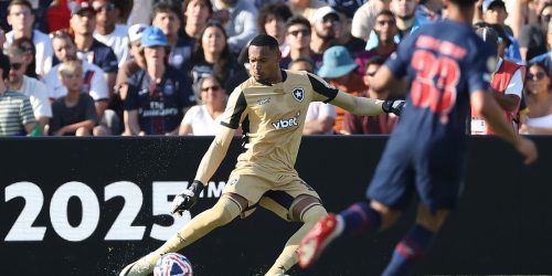 Ederson se machuca e John, ex-Botafogo, é convocado para amistosos Imagem referente a Ederson se machuca e John, ex-Botafogo, é convocado para amistosos