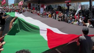 Ato pede libertação de ativistas de flotilha e medidas duras do Brasil Ato pede libertação de ativistas de flotilha e medidas duras do Brasil