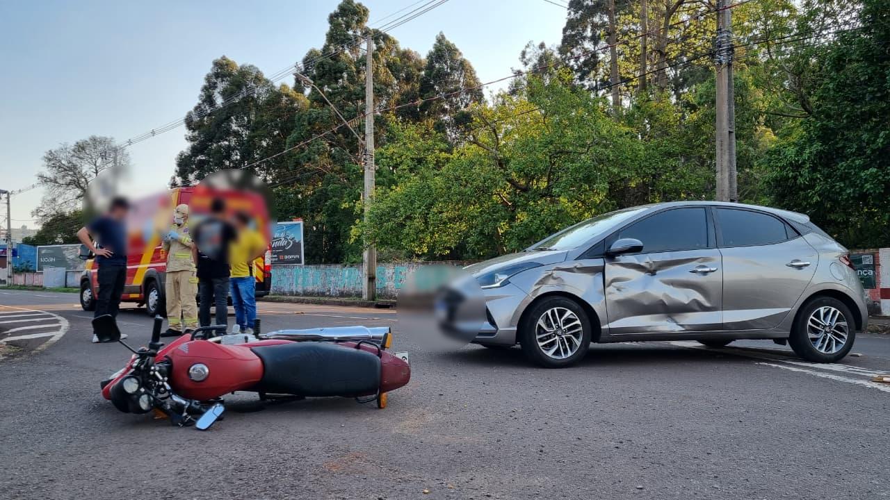 Motociclista é socorrido pelo Siate após acidente na Rua Jorge Lacerda