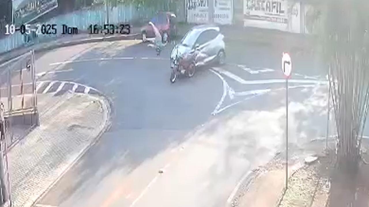 Câmera flagra motociclista sendo arremessado em acidente na Rua Jorge Lacerda