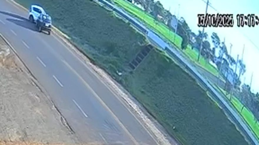 Veja como ocorreu a colisão entre Mobi e Corsa na PRc-467, em Cascavel