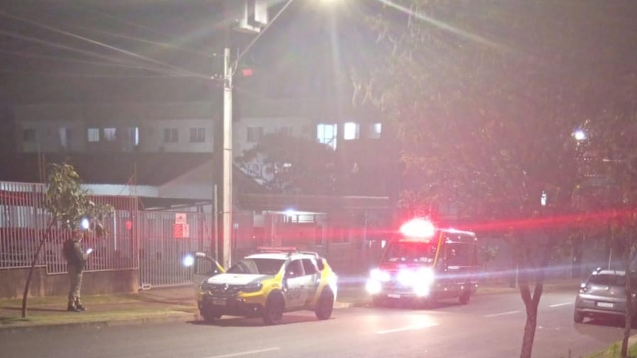 Rapaz é socorrido pelo Siate após ser agredido na Rua Apolônia Vedana