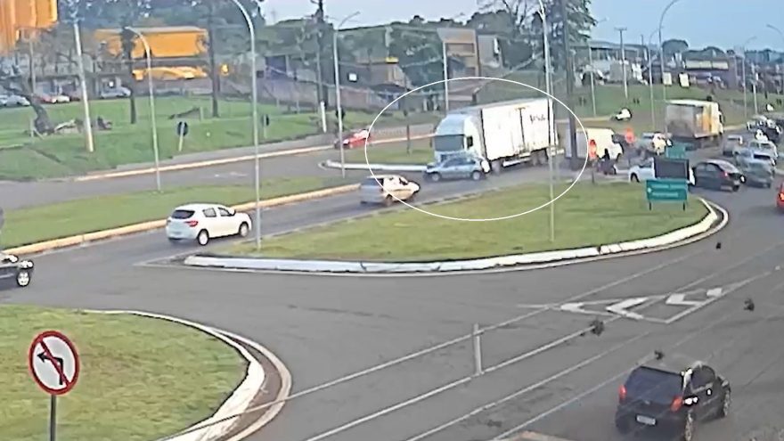 Câmera flagra momento da colisão entre Citroën C3 e caminhão no Trevo da Portal, em Cascavel