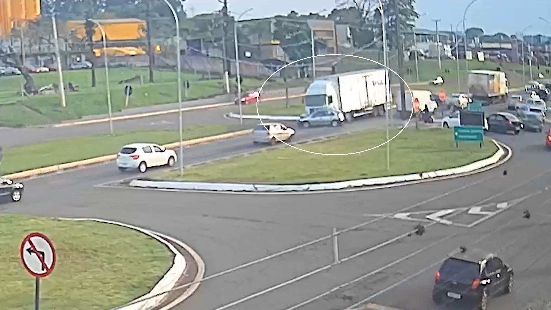 Câmera flagra momento da colisão entre Citroën C3 e caminhão no Trevo da Portal, em Cascavel Câmera flagra momento da colisão entre Citroën C3 e caminhão no Trevo da Portal, em Cascavel