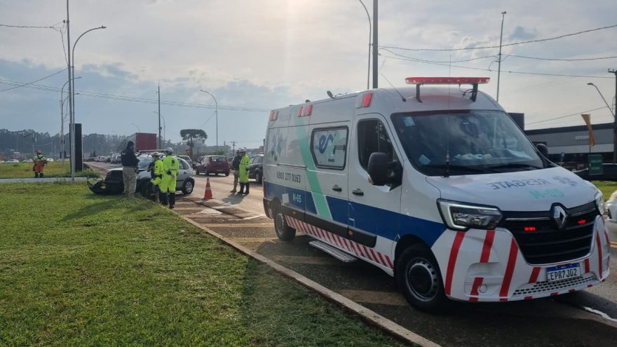 Colisão entre Citroën C3 e caminhão deixa trânsito complicado no Trevo da Portal, em Cascavel