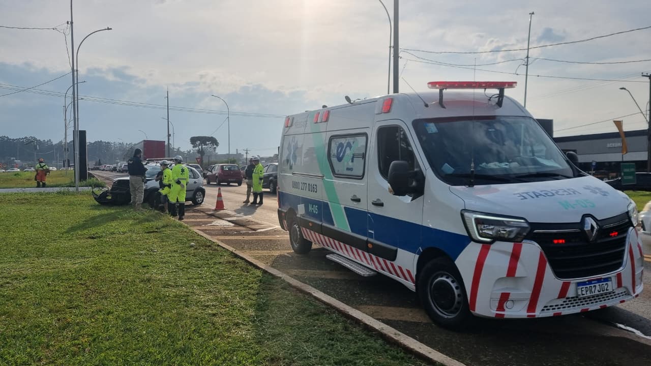 Colisão entre Citroën C3 e caminhão deixa trânsito complicado no Trevo da Portal, em Cascavel Colisão entre Citroën C3 e caminhão deixa trânsito complicado no Trevo da Portal, em Cascavel