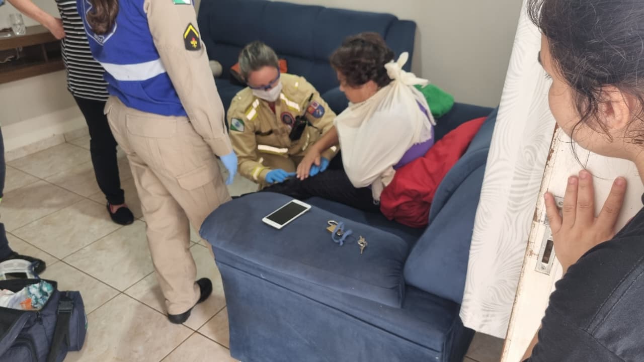 Ao pular sobre acesso, idosa quebra o braço e é socorrida pelo Siate no Bairro Universitário Ao pular sobre acesso, idosa quebra o braço e é socorrida pelo Siate no Bairro Universitário