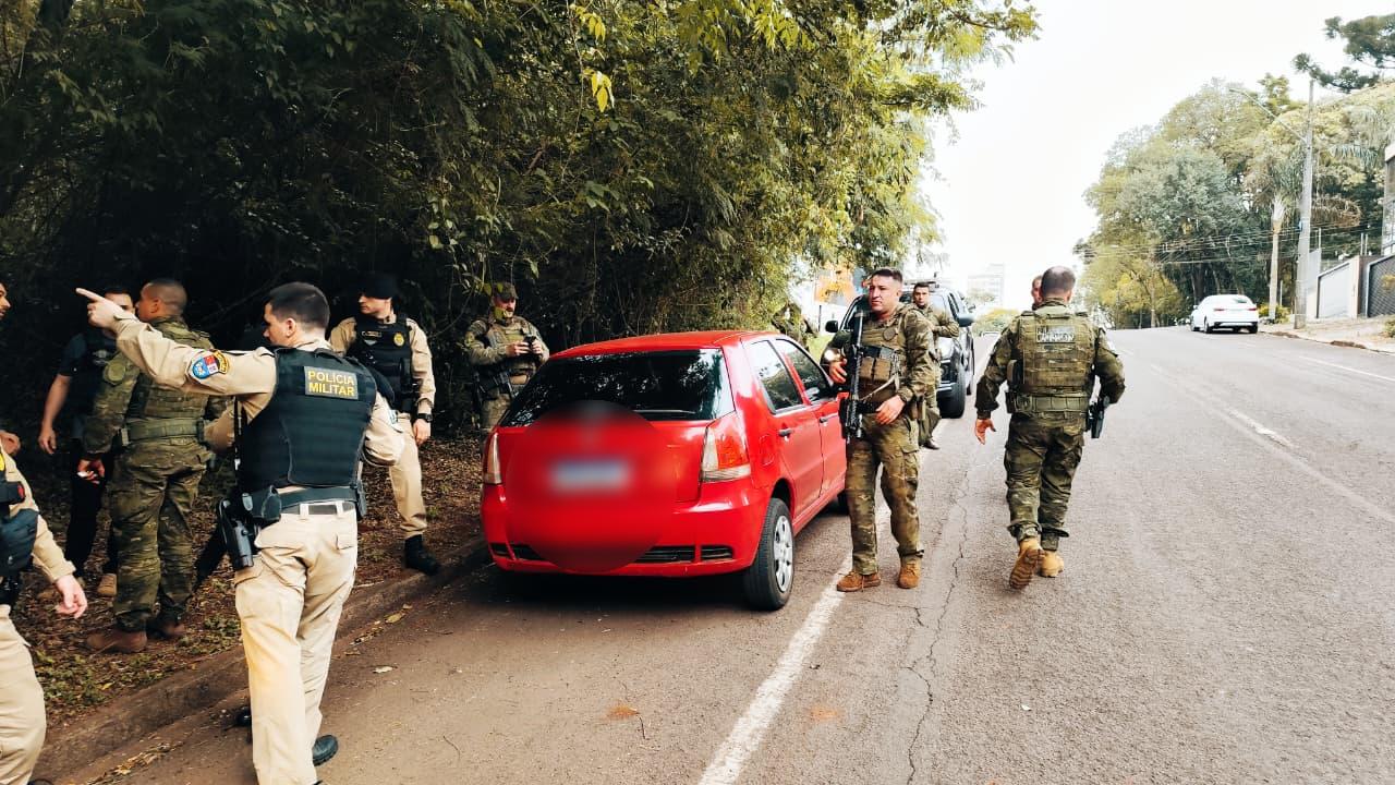 Polícia Militar realiza buscas por suspeito em fuga no Bairro Country Polícia Militar realiza buscas por suspeito em fuga no Bairro Country