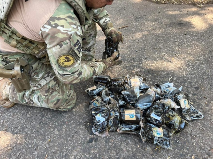 Casal é preso pela PRF transportando 14 quilos de “maconha dos playboys” escondidos em tanque de combustível