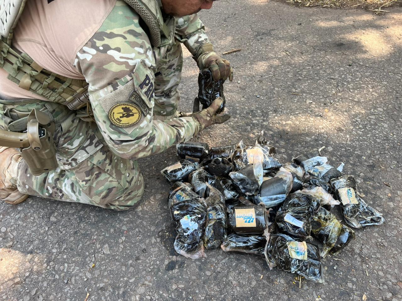 Casal é preso pela PRF transportando 14 quilos de “maconha dos playboys” escondidos em tanque de combustível Casal é preso pela PRF transportando 14 quilos de “maconha dos playboys” escondidos em tanque de combustível