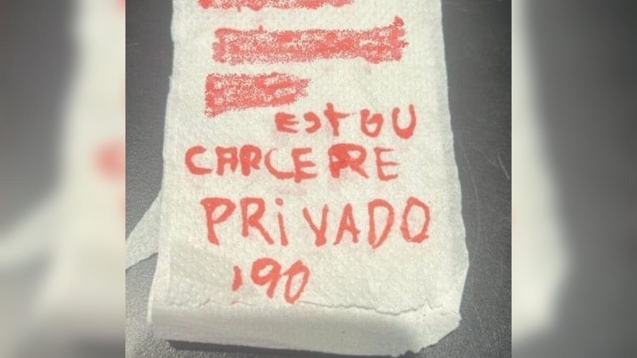 Mulher finge que vai comprar cigarro e pede socorro em bilhete após ser ameaçada com vídeo íntimo Mulher finge que vai comprar cigarro e pede socorro em bilhete após ser ameaçada com vídeo íntimo