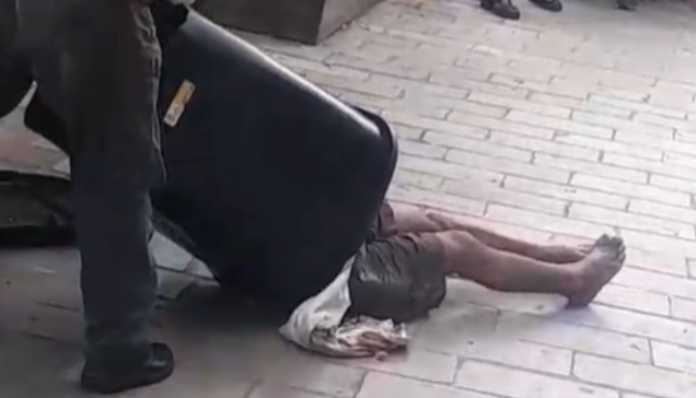 Corpo é encontrado dentro de lixeira no Centro de Manaus Corpo é encontrado dentro de lixeira no Centro de Manaus