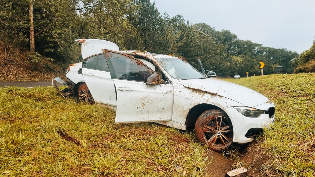 BMW 320i capota várias vezes após sair da pista na BR-163, em Cascavel BMW 320i capota várias vezes após sair da pista na BR-163, em Cascavel