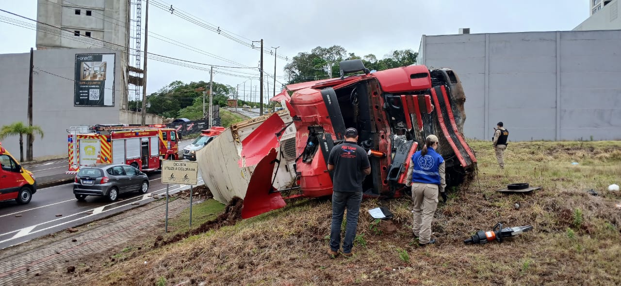 Caminhão desgovernado tomba, atinge carro e deixa mulher ferida em Beltrão