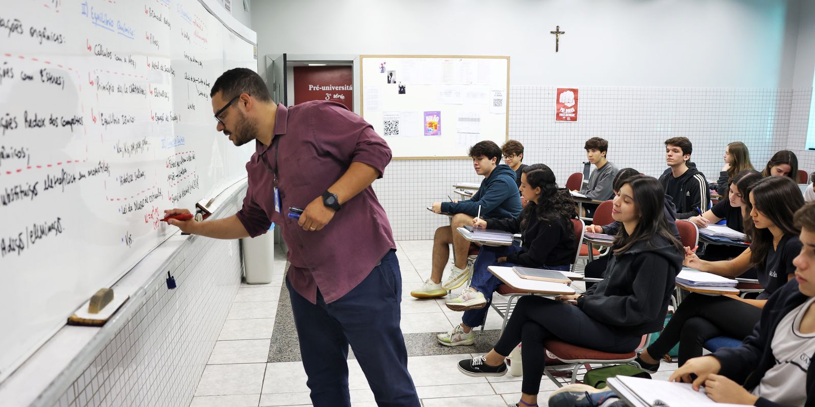 Número de professores temporários no Brasil é maior que na OCDE