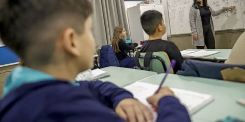Imagem referente a Professor brasileiro perde 21% do tempo de aula para manter disciplina