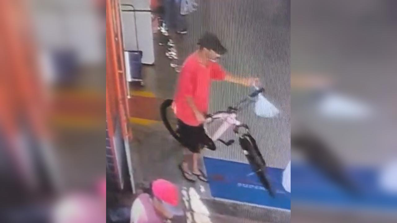 Câmera mostra ação de ladrão que levou bicicleta de criança em Cascavel