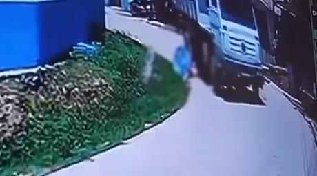 Imagens fortes: Menina morre ao ser atropelada por caminhão