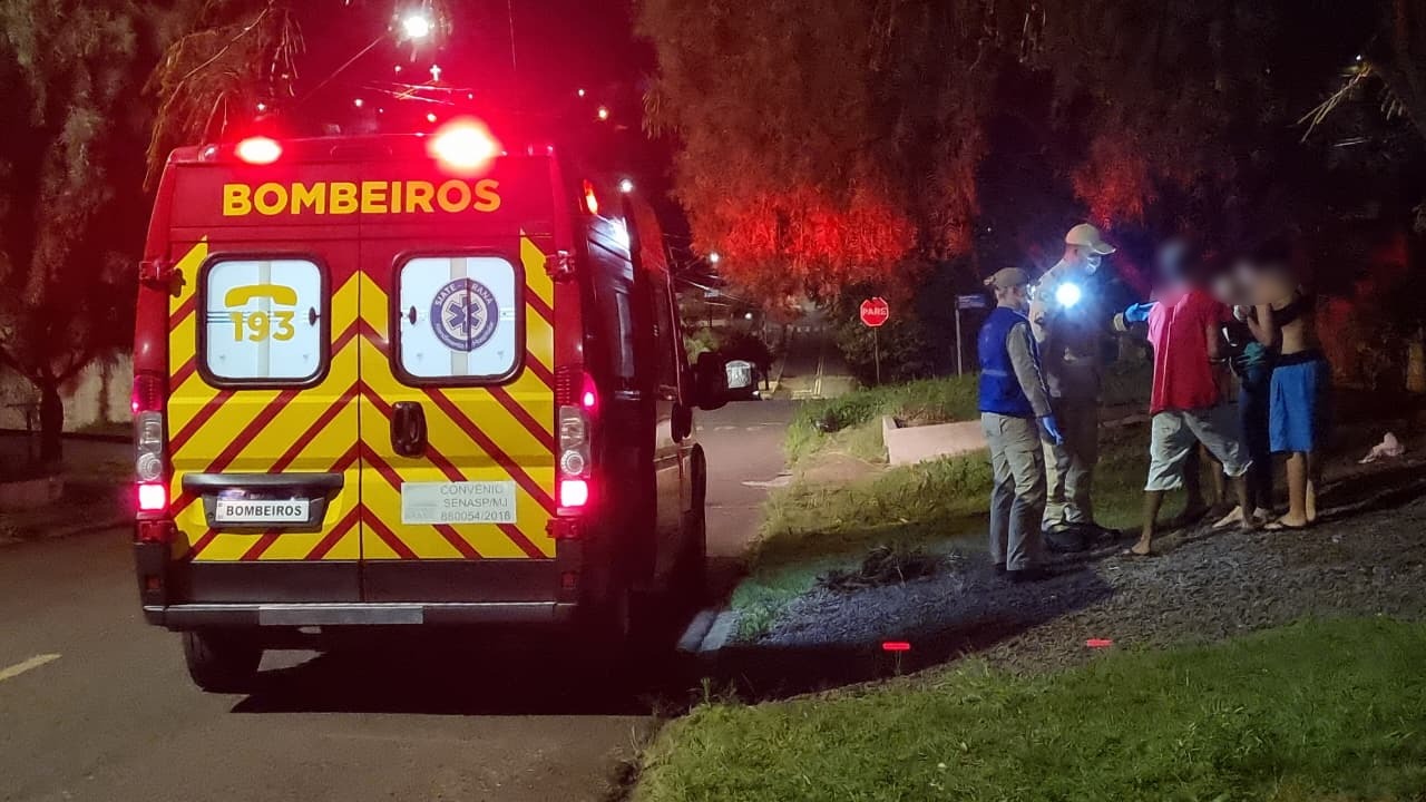 Mulher dá soco no vidro da janela, se corta e é socorrida pelo Siate no Bairro Santa Felicidade