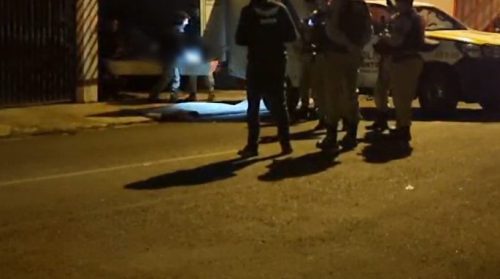 Corpo de homem morto em confronto no Veneza é recolhido pelo IML Imagem referente a Corpo de homem morto em confronto no Veneza é recolhido pelo IML