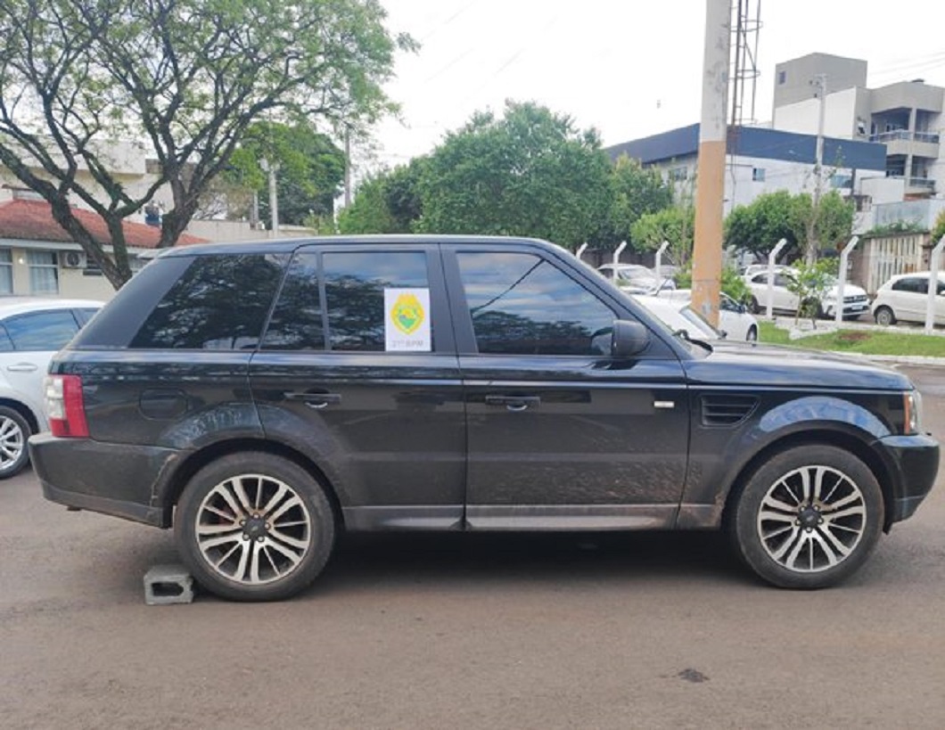 Homem vítima de extorsão e sequestro consegue saltar de carro em movimento e suspeitos são presos pela PM