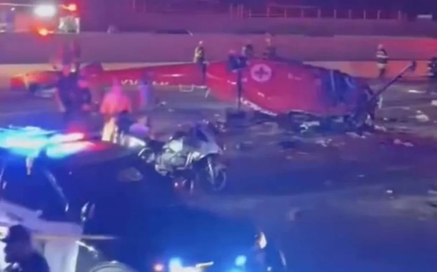Helicóptero médico cai em rodovia nos EUA