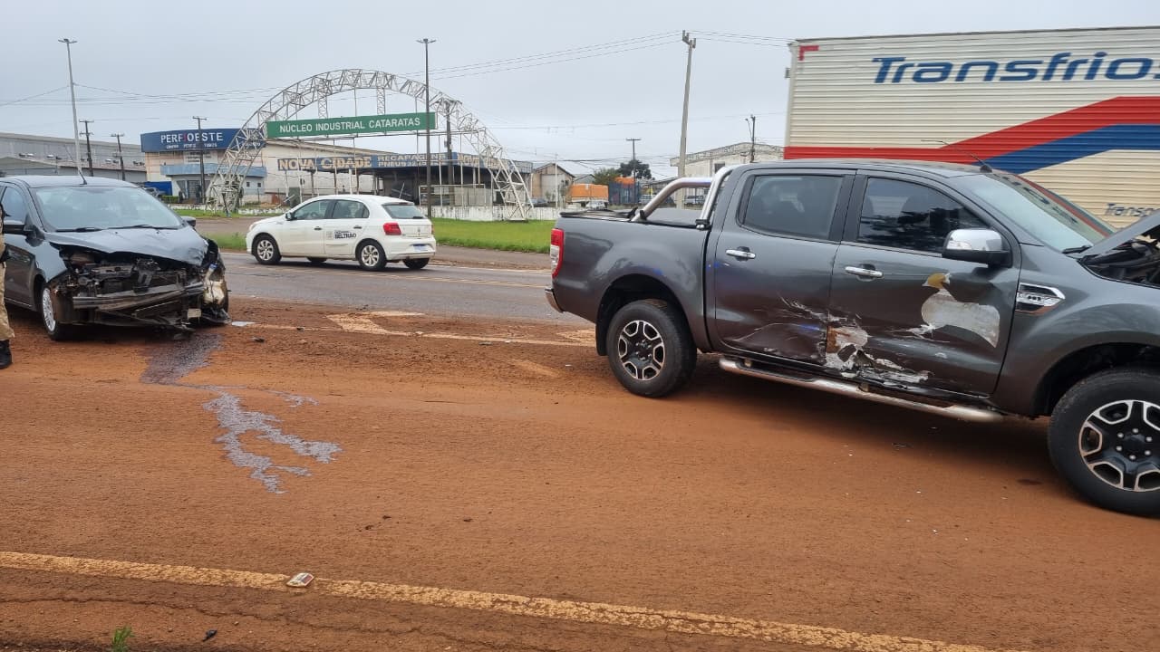 Ford Ka e viatura Ford Ranger descaracterizada do BPRv se envolvem em acidente na BR-369, em Cascavel