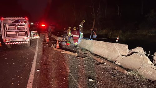 Carreta tomba, viga voa e mata homem no acostamento de rodovia no Paraná Imagem referente a Carreta tomba, viga voa e mata homem no acostamento de rodovia no Paraná