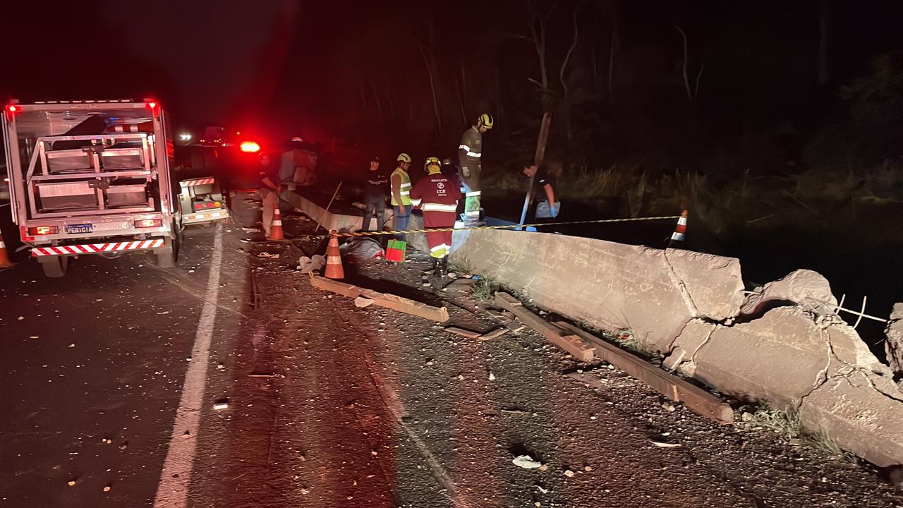 Carreta tomba, viga voa e mata homem no acostamento de rodovia no Paraná
