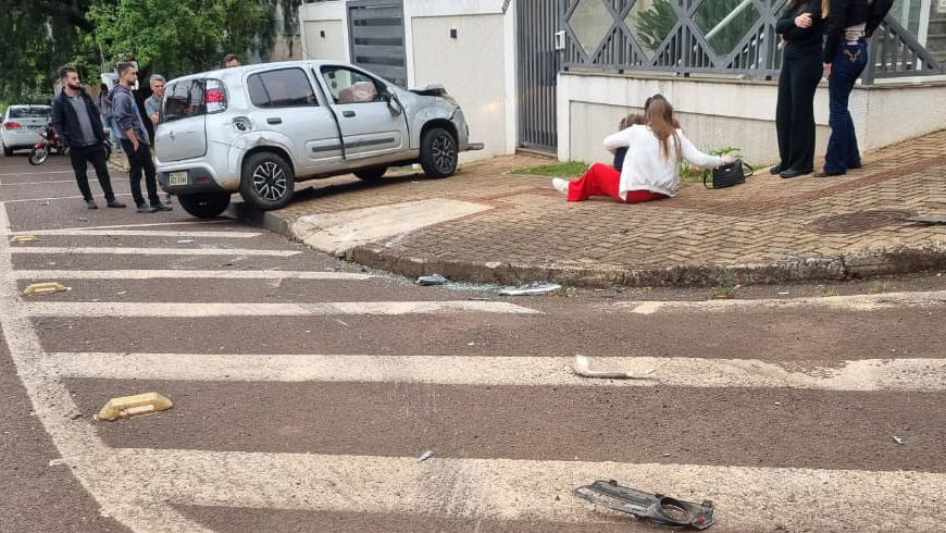 Mulher e criança são socorridas após colisão entre Fiat Uno e Mitsubishi Pajero em Cascavel