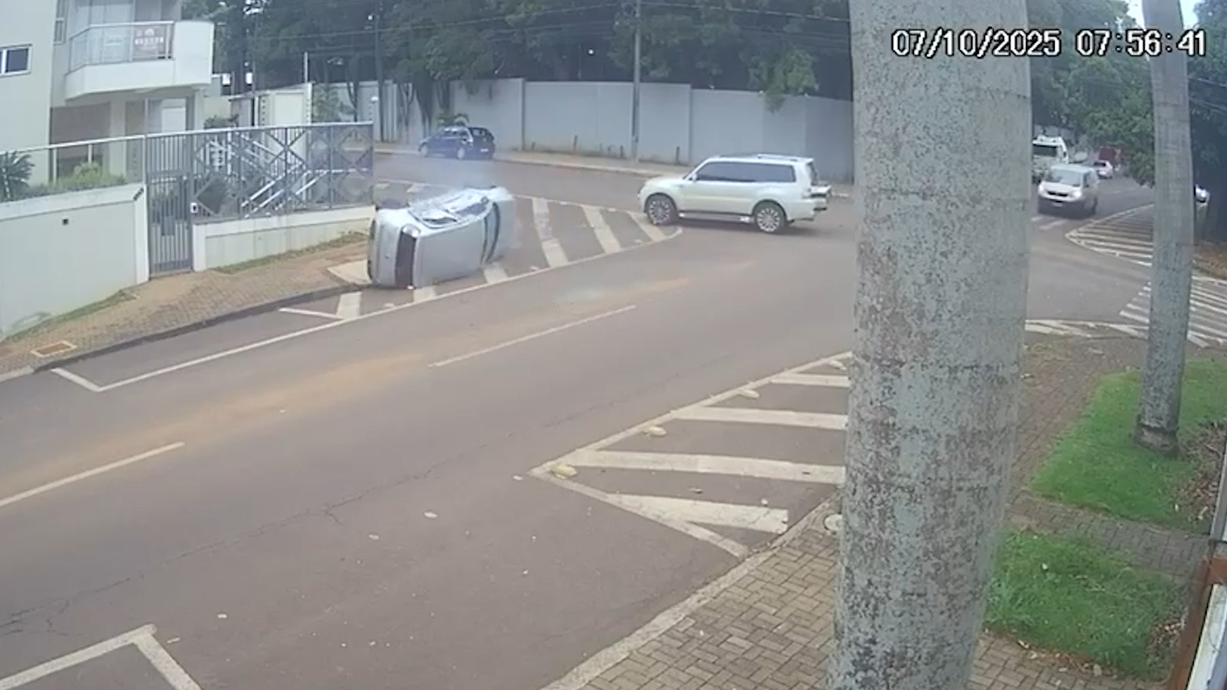 Vídeo: Fiat Uno quase capota após colisão com Mitsubishi Pajero em Cascavel