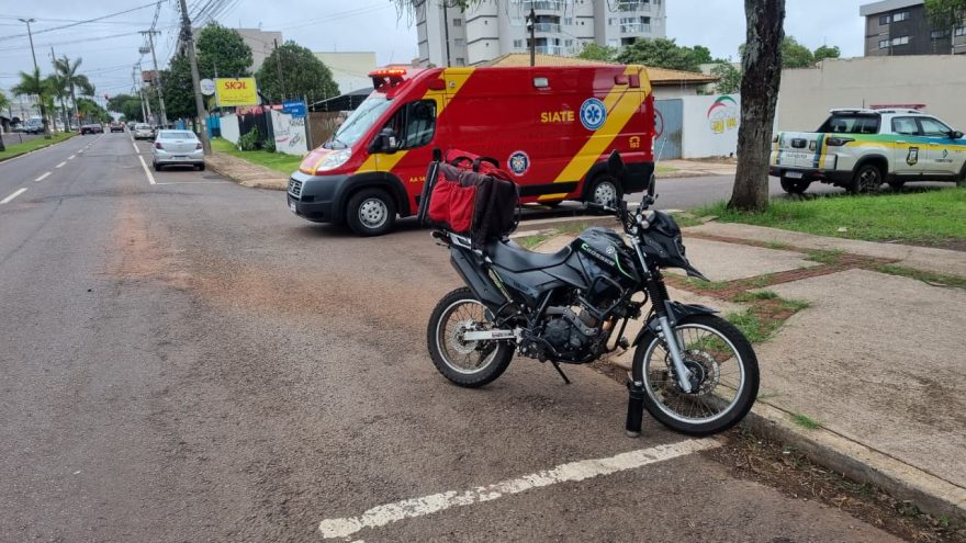 Motociclista sofre fratura no pé após colisão entre moto e Prisma na Avenida Brasil, em Cascavel