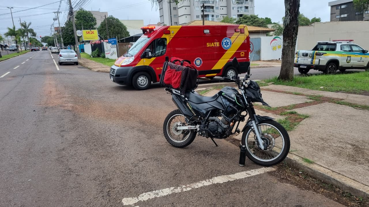 Motociclista sofre fratura no pé após colisão entre moto e Prisma na Avenida Brasil, em Cascavel