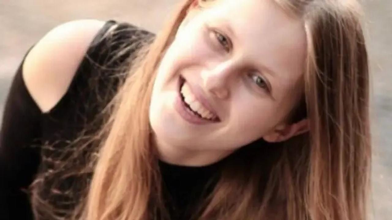 Jovem que dizia ser Madeleine McCann chora ao ouvir decisão em tribunal Jovem que dizia ser Madeleine McCann chora ao ouvir decisão em tribunal