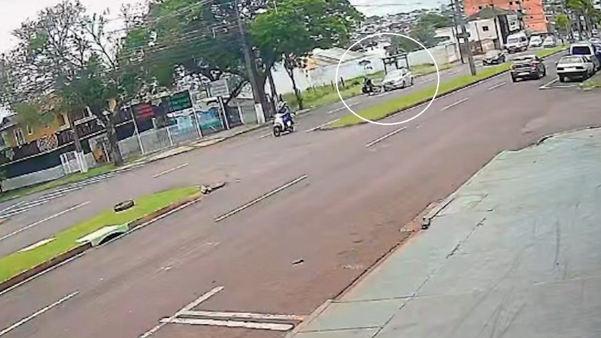 Câmera de segurança registra colisão que deixou motociclista ferido na Avenida Brasil, em Cascavel Câmera de segurança registra colisão que deixou motociclista ferido na Avenida Brasil, em Cascavel
