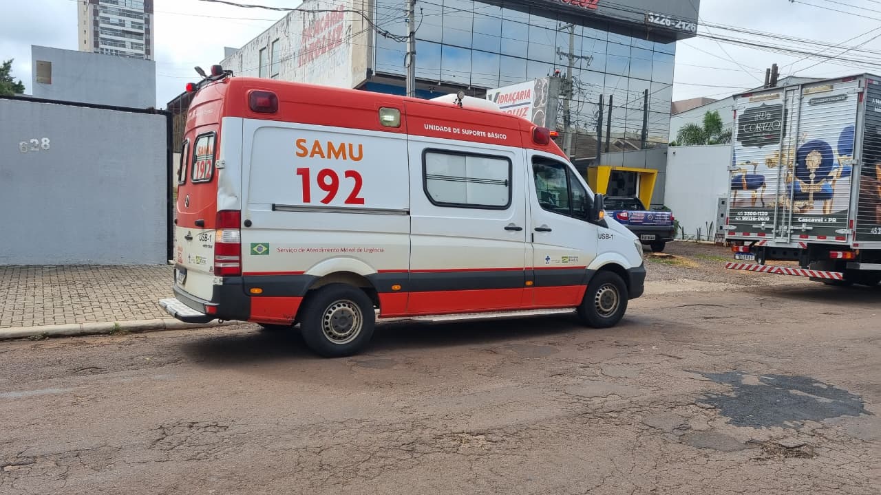 Homem passa mal e é socorrido pelo Samu na Rua Antônio José Elias Homem passa mal e é socorrido pelo Samu na Rua Antônio José Elias