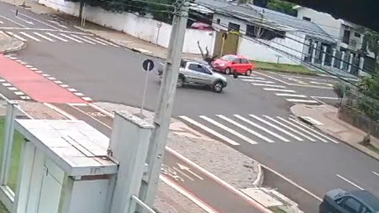 Vídeo: motociclista voa por cima de carro em colisão no Maria Luiza Vídeo: motociclista voa por cima de carro em colisão no Maria Luiza