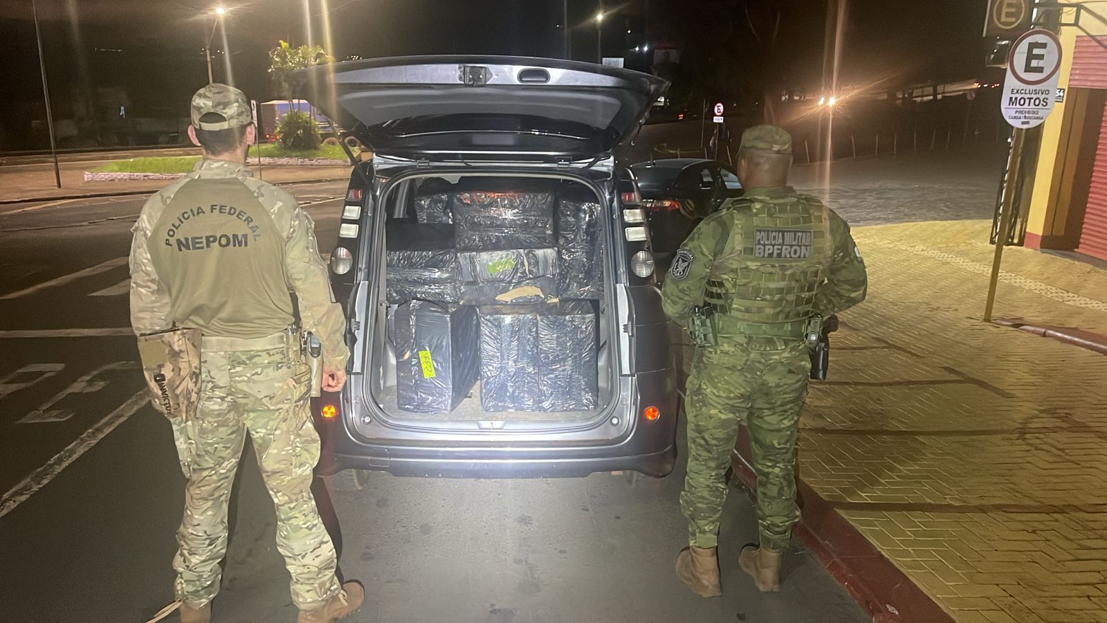 PF e PM apreendem van paraguaia carregada com 8 mil maços de cigarros contrabandeados em Foz do Iguaçu PF e PM apreendem van paraguaia carregada com 8 mil maços de cigarros contrabandeados em Foz do Iguaçu